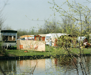 118123 Gezicht op de camping De Berekuil (Ariënslaan 5) in de Voorveldsepolder te Utrecht met enkele caravans.